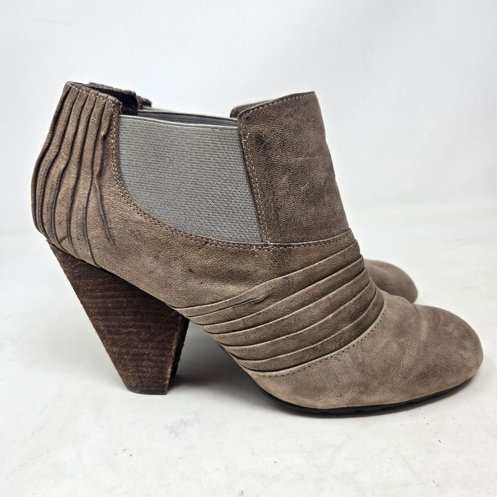 VINCE CAMUTO Women's Taupe Bronco Ankle Boots Size 10